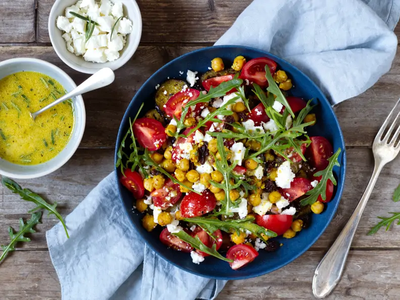 Auberginen-Tomaten-Salat mit Kichererbsen und Feta