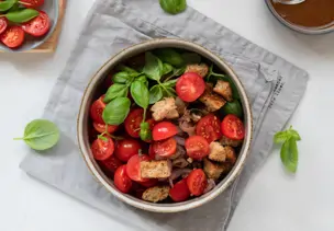 Sommerlicher Brotsalat mit Tomaten