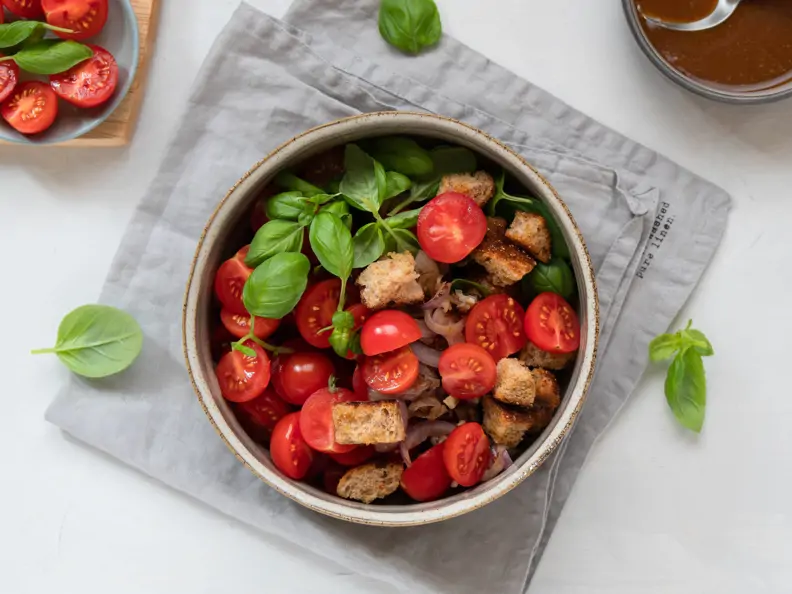 Sommerlicher Brotsalat mit Tomaten