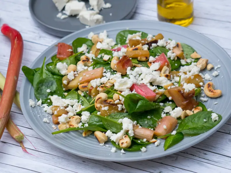 Spinat-Salat mit Rhabarber und Feta