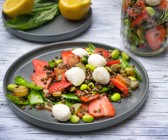 Erdbeer-Linsen-Salat mit Rhabarber und Edamame