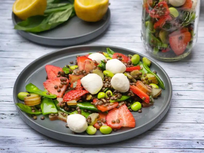 Erdbeer-Linsen-Salat mit Rhabarber und Edamame