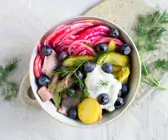 Scandi-Bowl mit Matjes und Ringelbete