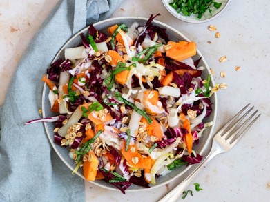 Die Schwarzwurzeln machen den Salat zu einem edlen Genuss. Foto: Beeke Hedder