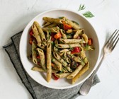 Pasta-Salat mit Shiitakepilzen und Zitronen-Dressing