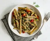 Pasta-Salat mit Shiitakepilzen und Zitronen-Dressing