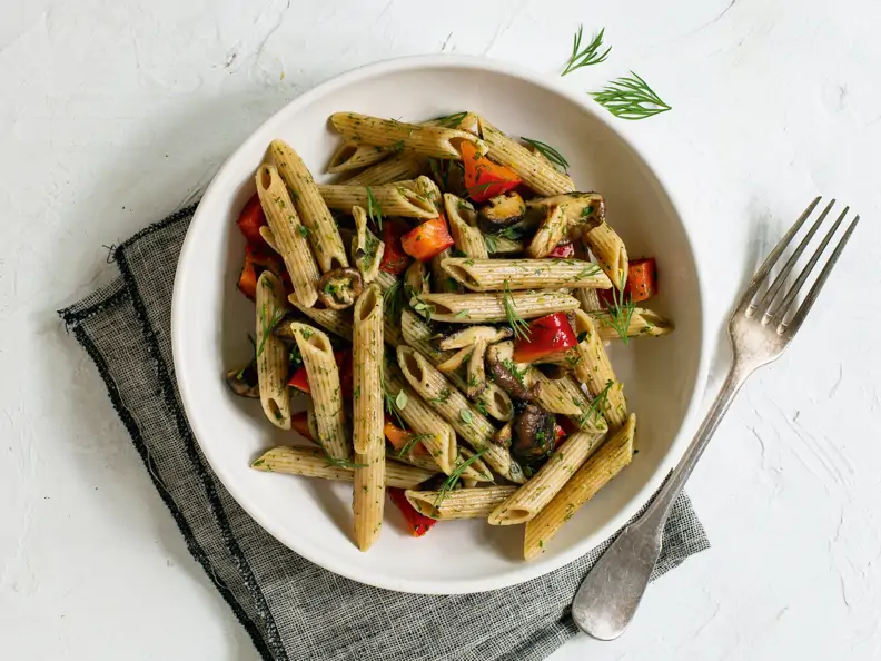 Pasta-Salat mit Shiitakepilzen und Zitronen-Dressing