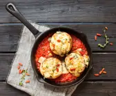 Gefüllte Champignons auf Tomaten