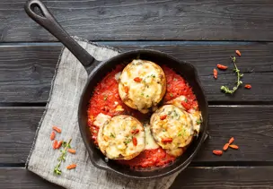 Gefüllte Champignons auf Tomaten