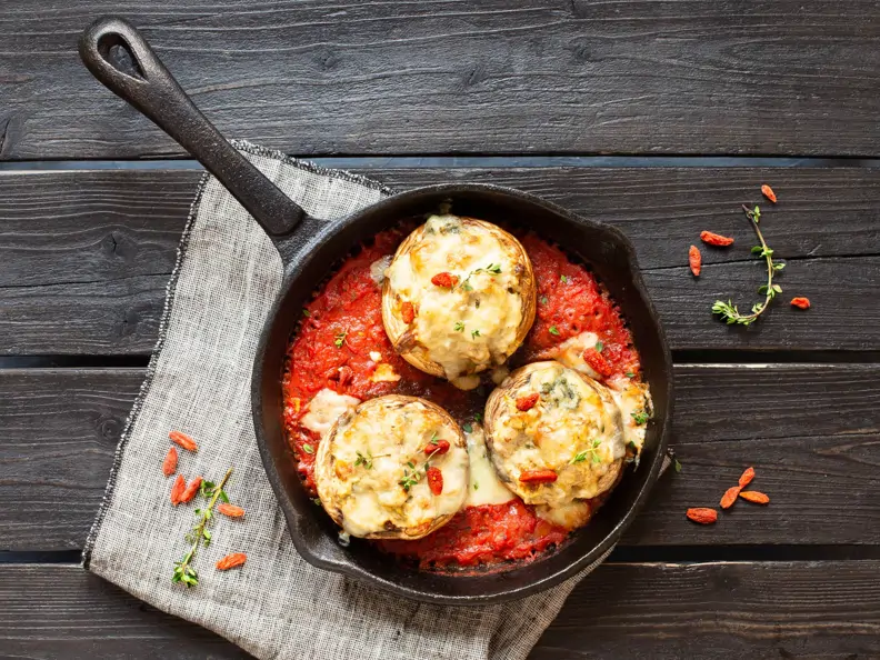 Gefüllte Champignons auf Tomaten