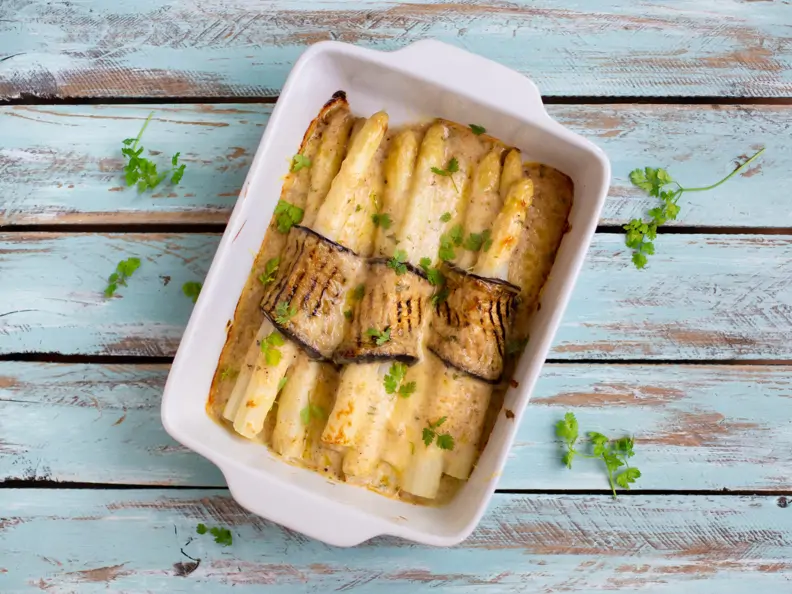 Vegetarischer Spargelauflauf mit gegrillter Aubergine