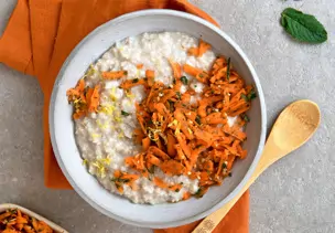 Haferbrei mit Möhrensalat und Minze