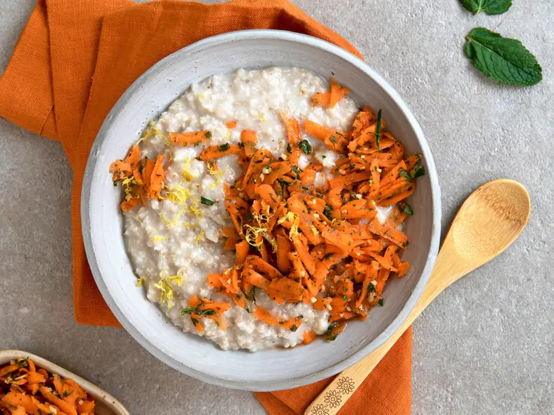 Haferbrei mit Möhrensalat und Minze