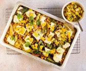 Feta auf Ofenlauch mit Kichererbsen und Orangen-Salsa