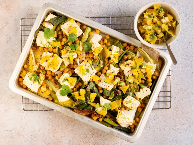 Feta auf Ofenlauch mit Kichererbsen und Orangen-Salsa