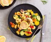 Zitronen-Ofen-Hähnchen auf Toscana-Gemüse-Gnocchi-Pfanne