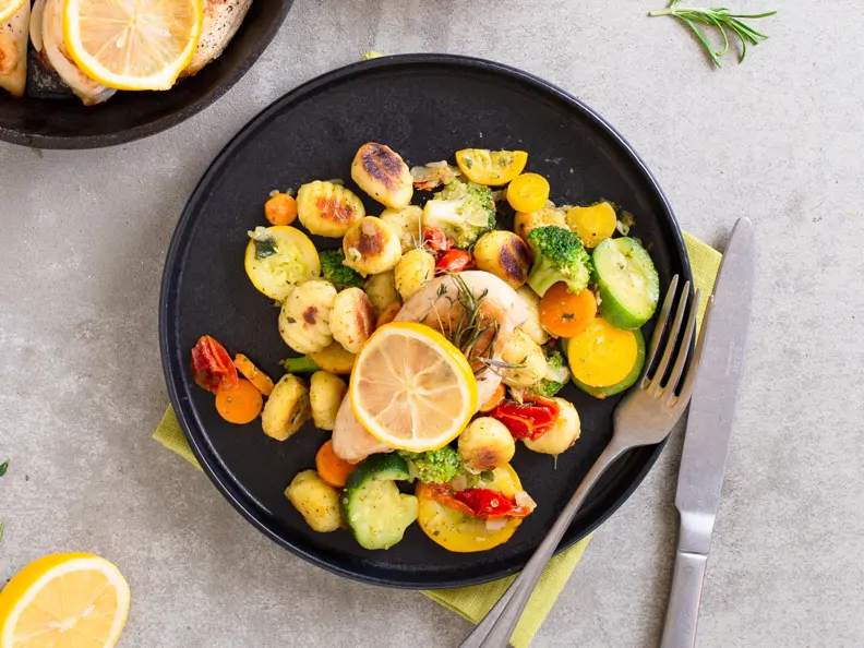Zitronen-Ofen-Hähnchen auf Toscana-Gemüse-Gnocchi-Pfanne