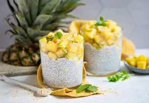 Chia-Kokos-Pudding mit Ananas und Zitronenmelisse