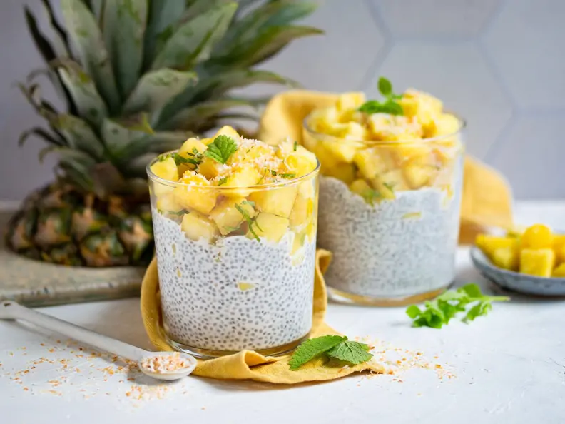 Chia-Kokos-Pudding mit Ananas und Zitronenmelisse