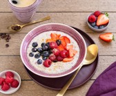 Frühstücks-Buchweizen-Porridge mit Beerenobst und Erdmandeln
