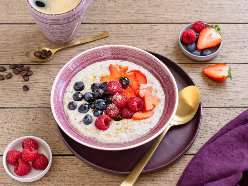 Frühstücks-Buchweizen-Porridge mit Beerenobst und Erdmandeln