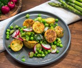 Kartoffelsalat mit Spargel, Radieschen und Erbsen