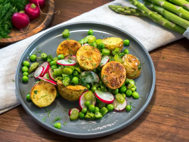 Kartoffelsalat mit Spargel, Radieschen und Erbsen