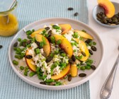 Reis-Bohnen-Salat mit Nektarine und Kürbiskernen