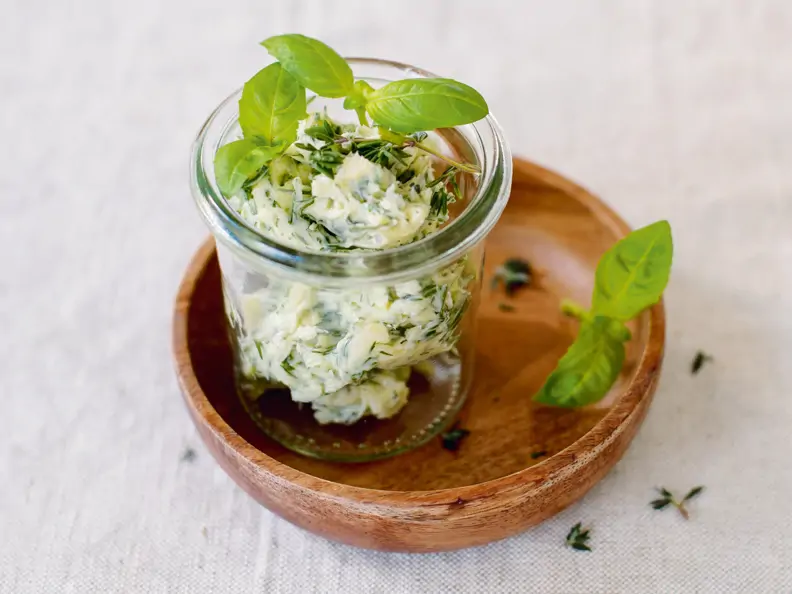 Kräuterbutter mit frischen Kräutern