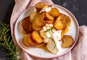 Arme Ritter mit Rosmarin-Pfirsich-Topping