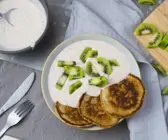 Pancakes mit Joghurt und Kiwi