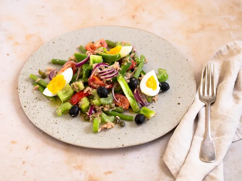Thunfischsalat mit Oliven und Essig- Öl-Dressing