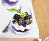 Brombeer-Blaubeer-Schichtjoghurt