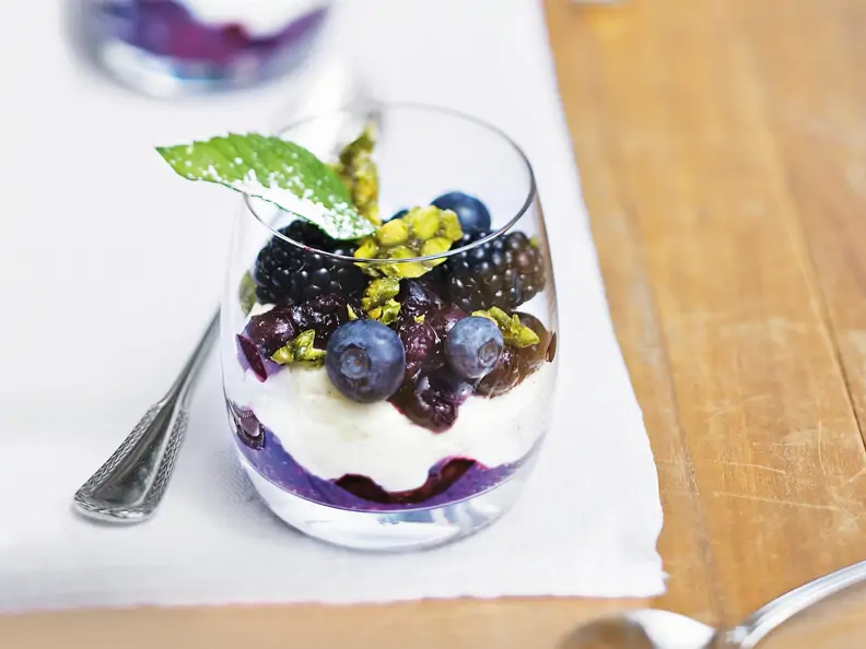 Brombeer-Blaubeer-Schichtjoghurt