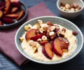 Hirse-Porridge mit gerösteten Pflaumen