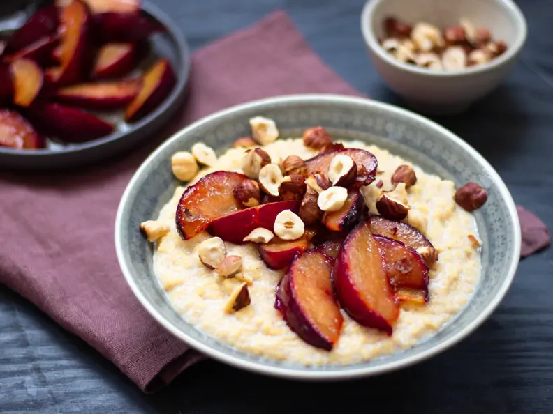 Hirse-Porridge mit gerösteten Pflaumen