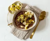 Schoko-Buchweizen-Porridge mit Birne und Maracuja
