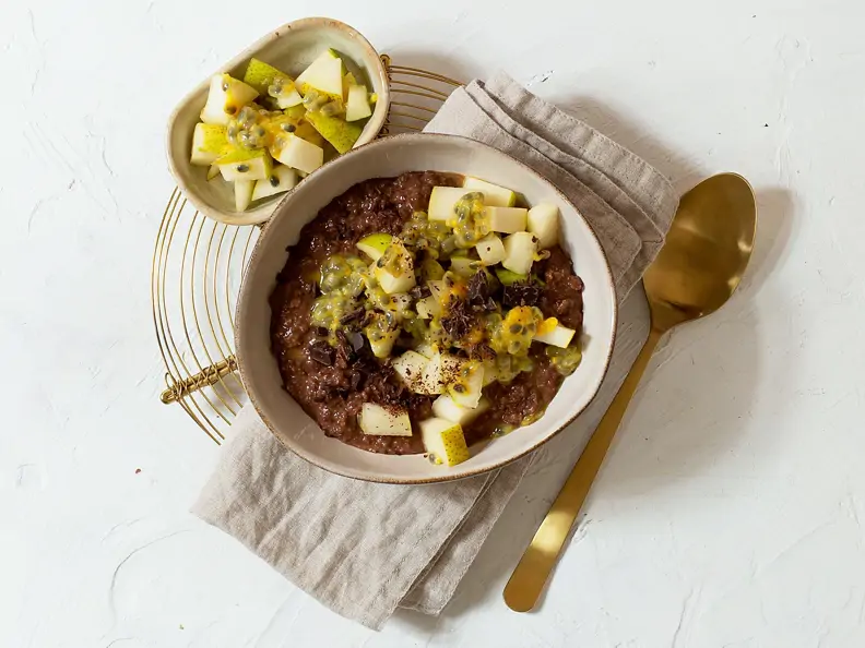 Schoko-Buchweizen-Porridge mit Birne und Maracuja