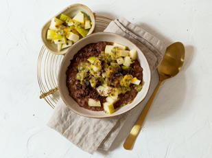 Schoko-Buchweizen-Porridge mit Birne und Maracuja