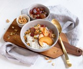 Hüttenkäse-Frühstück mit Pflaumen und Weintrauben