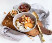 Hüttenkäse-Frühstück mit Pflaumen und Weintrauben