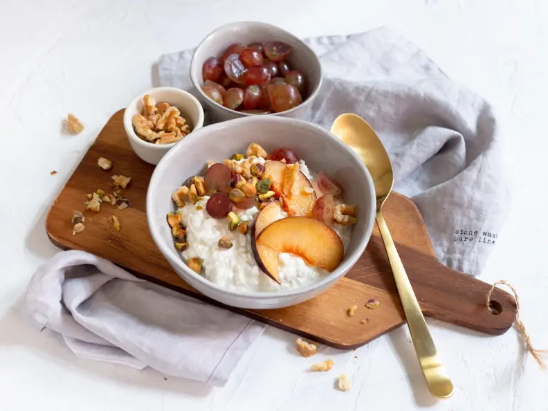 Hüttenkäse-Frühstück mit Pflaumen und Weintrauben