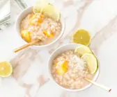Reis-Porridge mit Mango