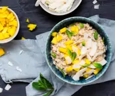 Veganes Hafer-Porridge mit Mango und Kokos