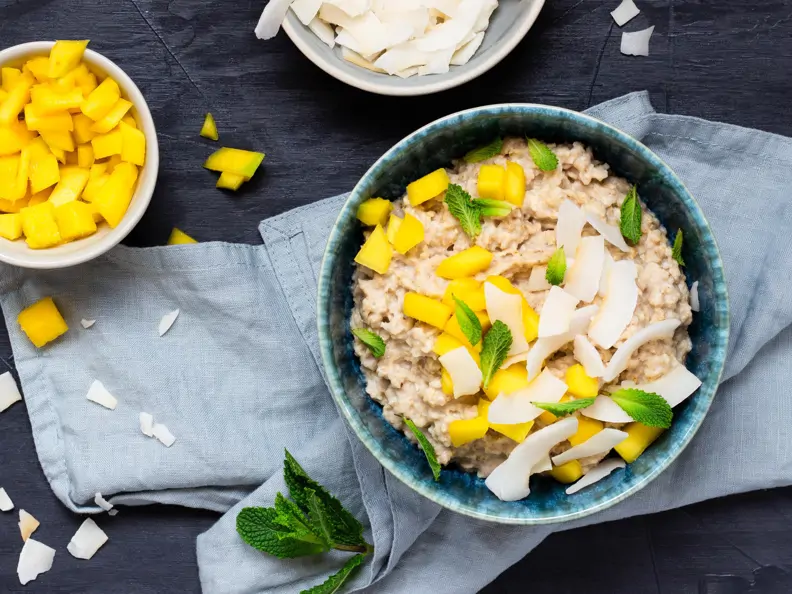 Veganes Hafer-Porridge mit Mango und Kokos