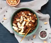 Porridge mit Banane Schokolade und Erdnüssen