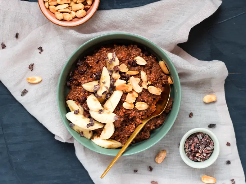 Porridge mit Banane Schokolade und Erdnüssen