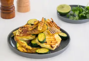 Grill-Halloumi mit Mango und Zucchini