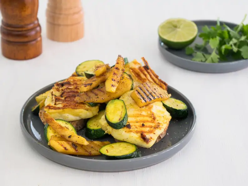 Grill-Halloumi mit Mango und Zucchini