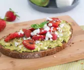 Avocado Erdbeer Brot mit Feta